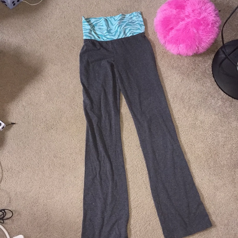 Small grey leggings with blue waistband